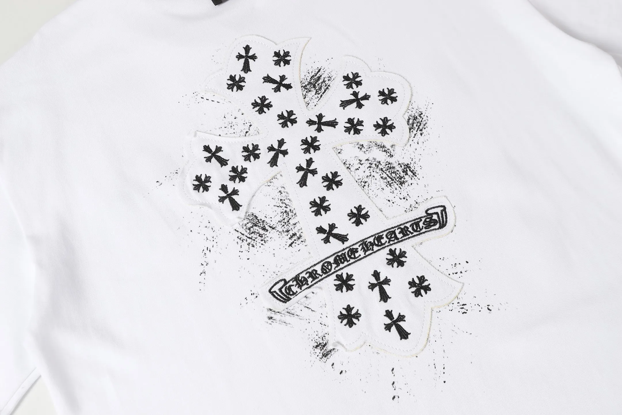 P150 💰 Actual pictures [High-end quality] Code: 8915# Color: Black White Size: S to XXL 2026ss Internet celebrity cross 🔥New Chrome Hearts 320g customized fabric Chrome heart round neck short sleeves 🔥Cross burnt appliqué embroidered men and women loose version